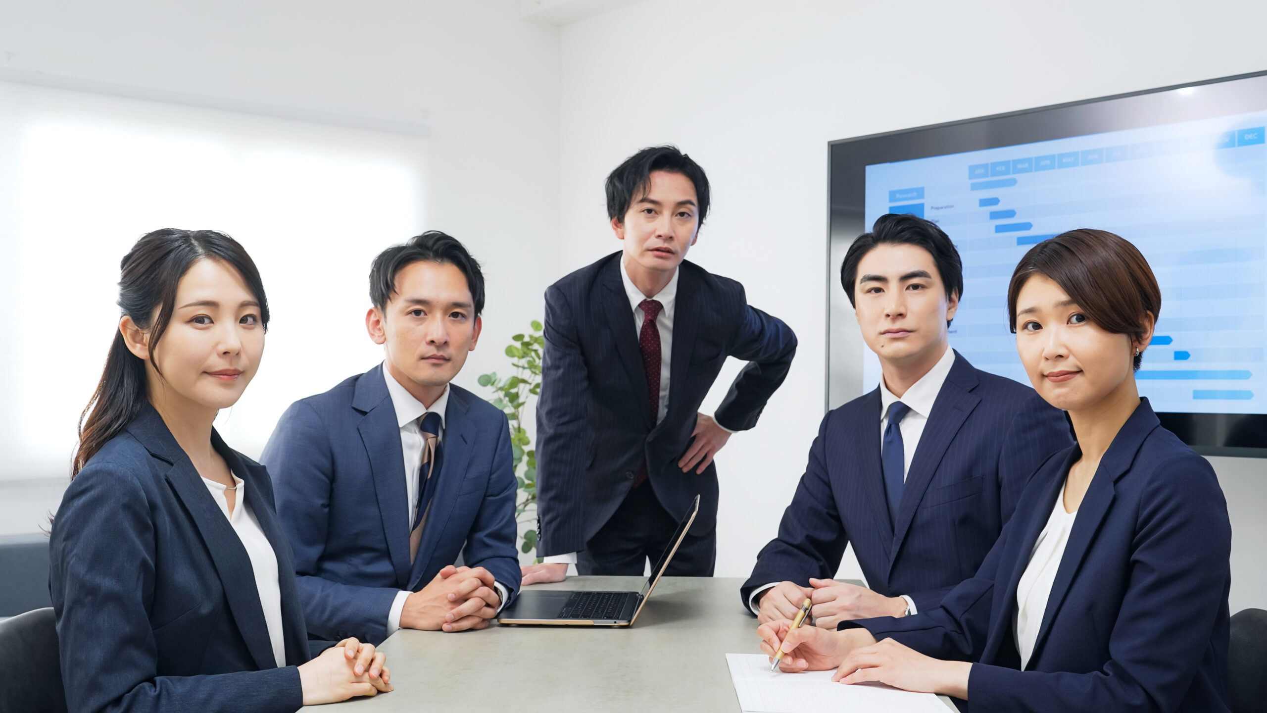 オフィスで会議するビジネスパーソンのグループ